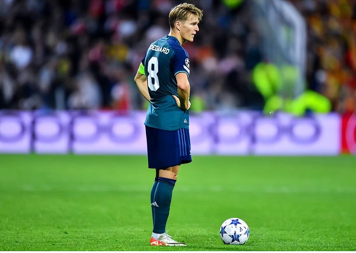 赛地聚焦——社区盾冲刺阶段热度飙升；埃因霍温豪取连胜；更衣室稳定；团队化学反应显著(尘埃4场地赛dirt4)